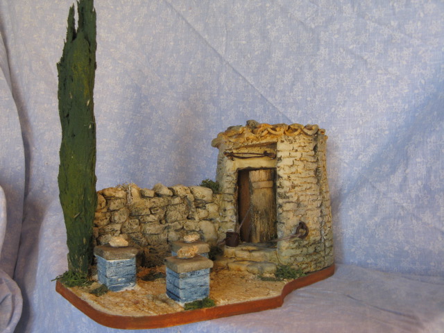 petit cabanon provençal avec 2 ruches, un grand cyprès et son mur en pierres sèches