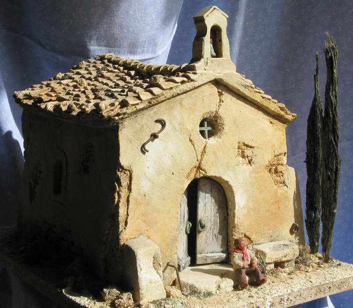 Chapelle rurale avec ses traditionnel cyprès de Provence