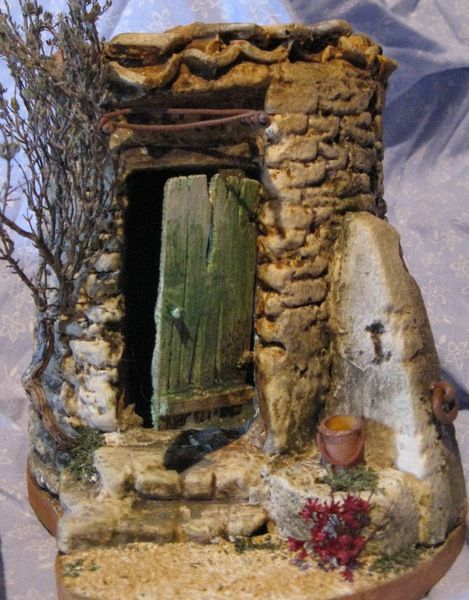 puits fermé en pierres sèches avec une porte en bois